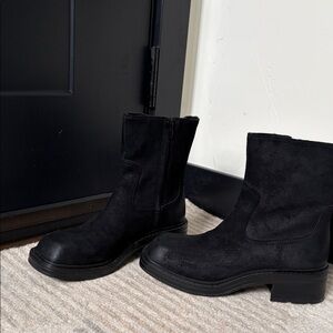 Nwot
Zara suede lug boots